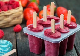 Podemos preparar deliciosos helados caseros con tan solo fruta y los moldes que podemos adquirir en cualquier establecimiento.