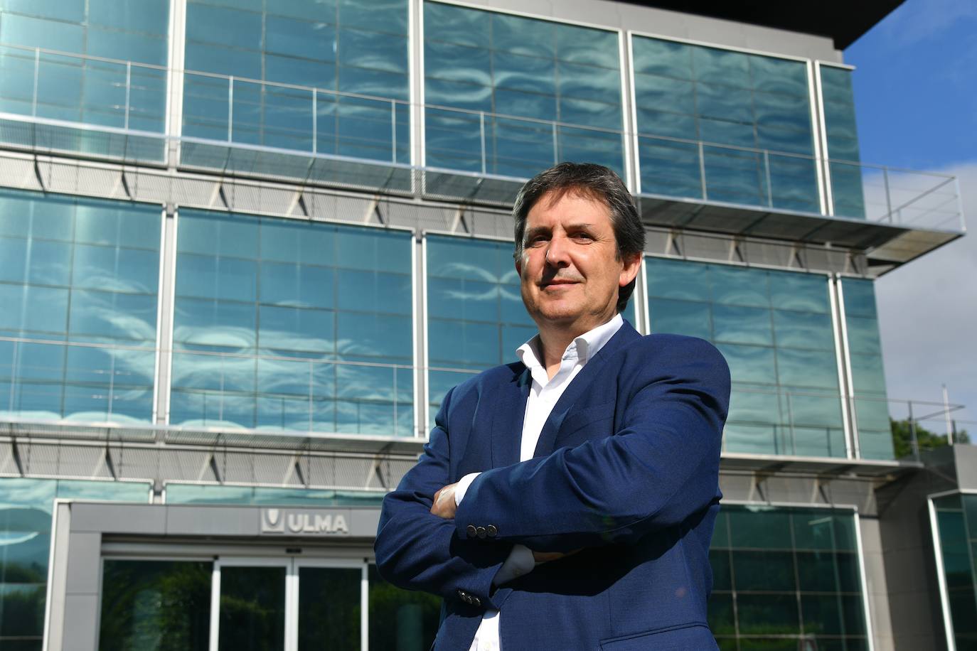 Iñaki Gabilondo, director general de Ulma, ante la sede central del grupo cooperativo, en Oñati.