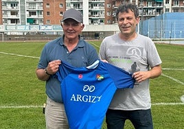 David Muñoz, a la derecha, junto con el responsable de la sección de fútbol del Tolosa FC, el directivo Francisco Valor.
