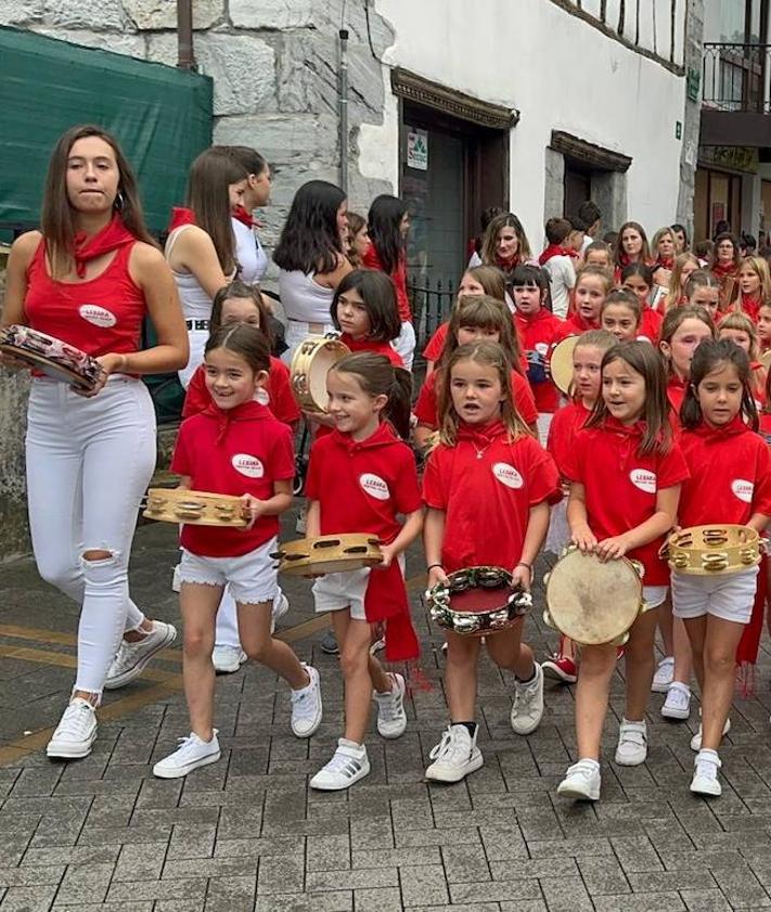 Imagen secundaria 2 - Lesaka ya vibra con sus Sanfermines