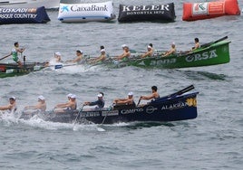 Urdaibai y Hondarribia, al fondo, pugnando en una regata.