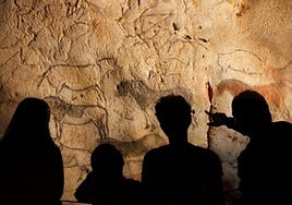 Visitantes observan las réplicas de las pinturas rupestres.