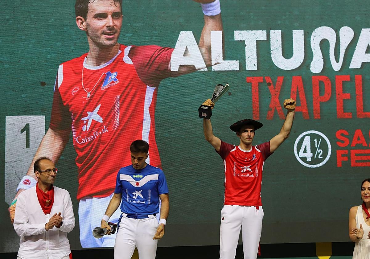 Jon Ander Peña, cabizbajo, y Jokin Altuna, triunfante, comparten podio con la imagen del campeón a la espalda este domingo en el Arena.