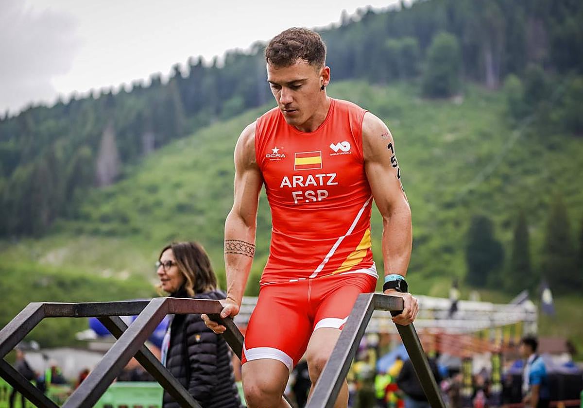 Aratz Lakuntza intentando superar un obstáculo en el Campeonato Europeo disputado en Italia.
