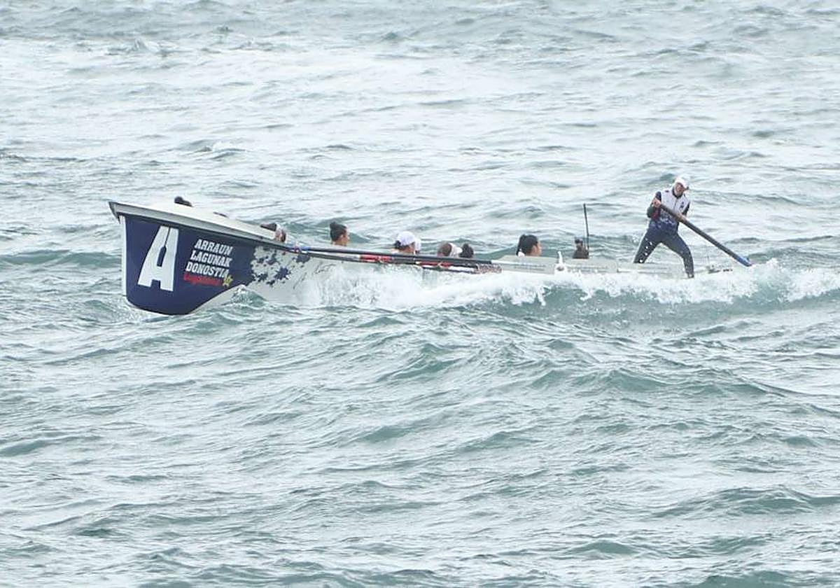 La trainera de Arraun durante una regata
