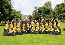 Los miembros de Landarbaso Abesbatza, con su director Iñaki Tolaretxipi, en Spittal an der Drau.