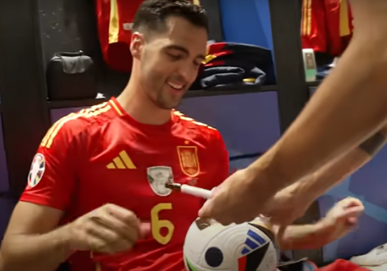 Mikel Merino recibe de manos de Morata el balón del partido