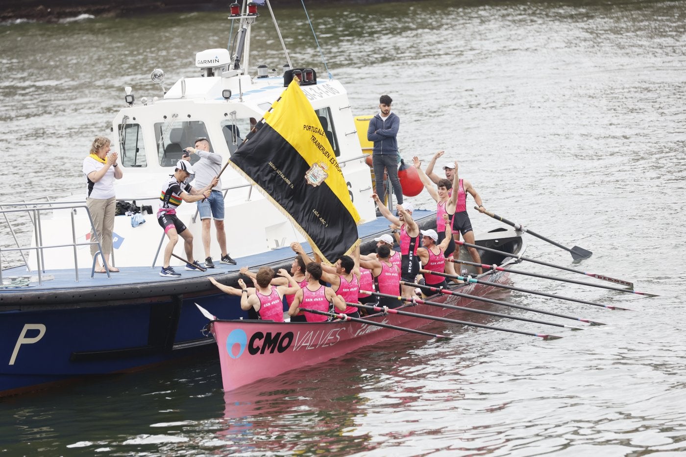 Ander Egaña, patrón de San Juan, ondea la bandera lograda ayer en Portugalete.