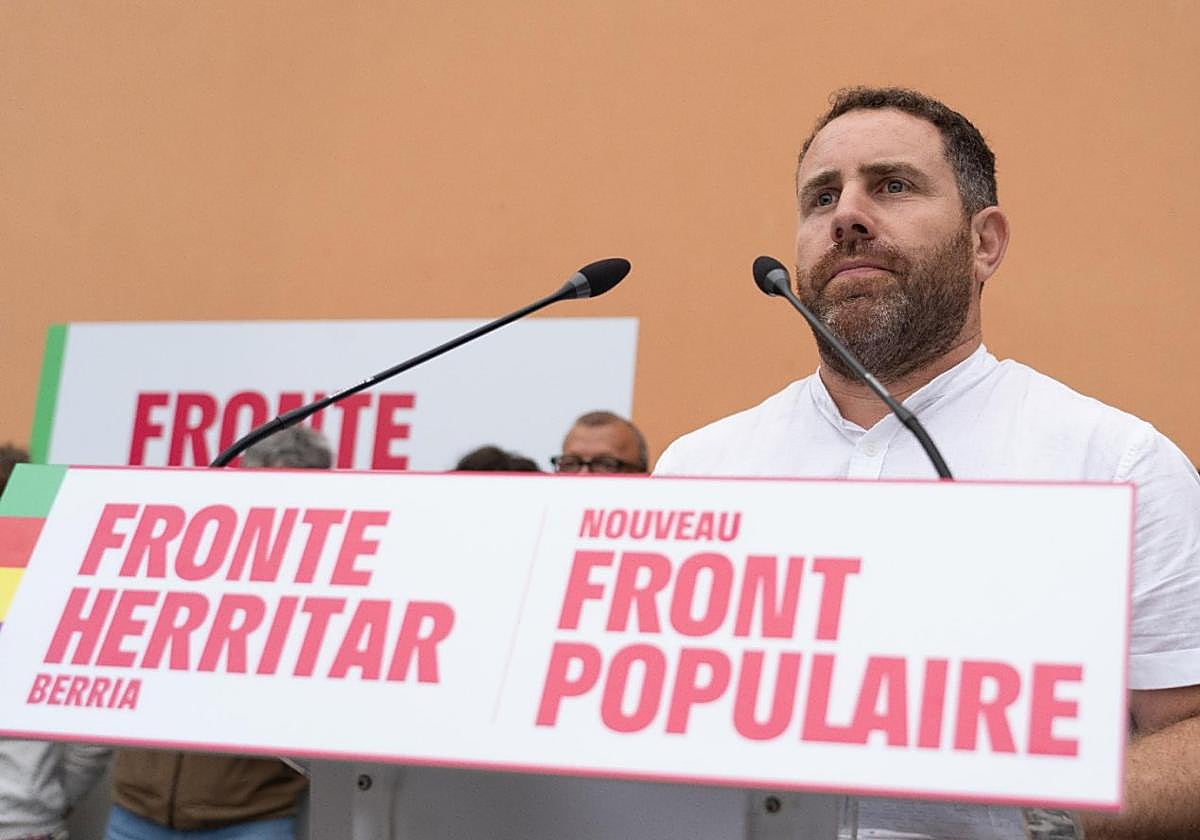 Peio Dufau en un acto de las elecciones legislativas con el cartel del Frente Popular.