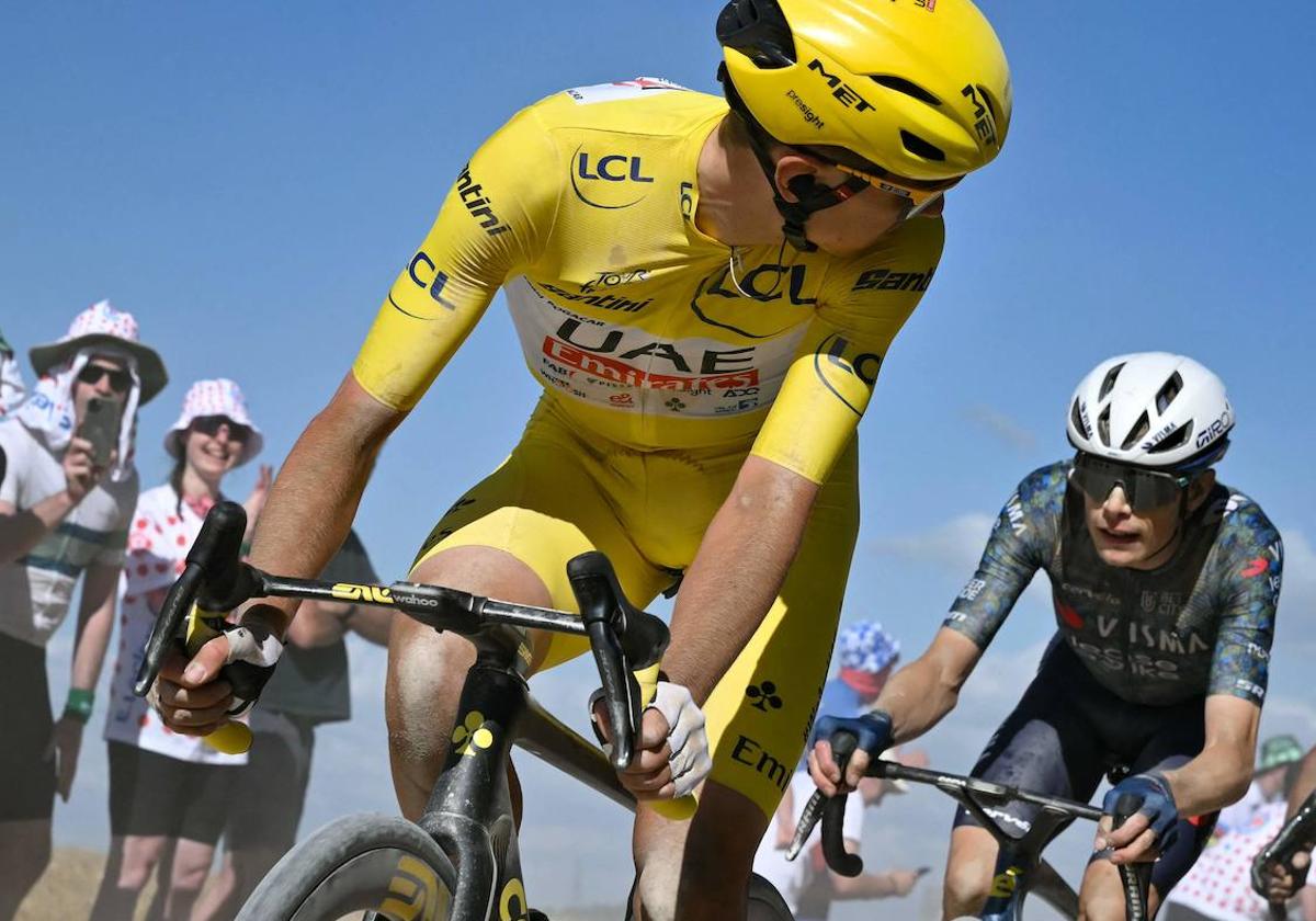 Tadej Pogacar observa a Jonas Vingegaard en un momento de la etapa de ayer en el Tour de Francia.