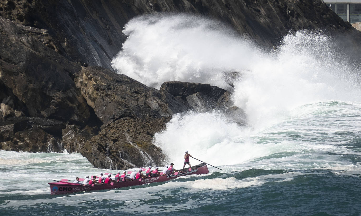 La trainera de San Juan calienta en el Campeonato de España en La Concha.