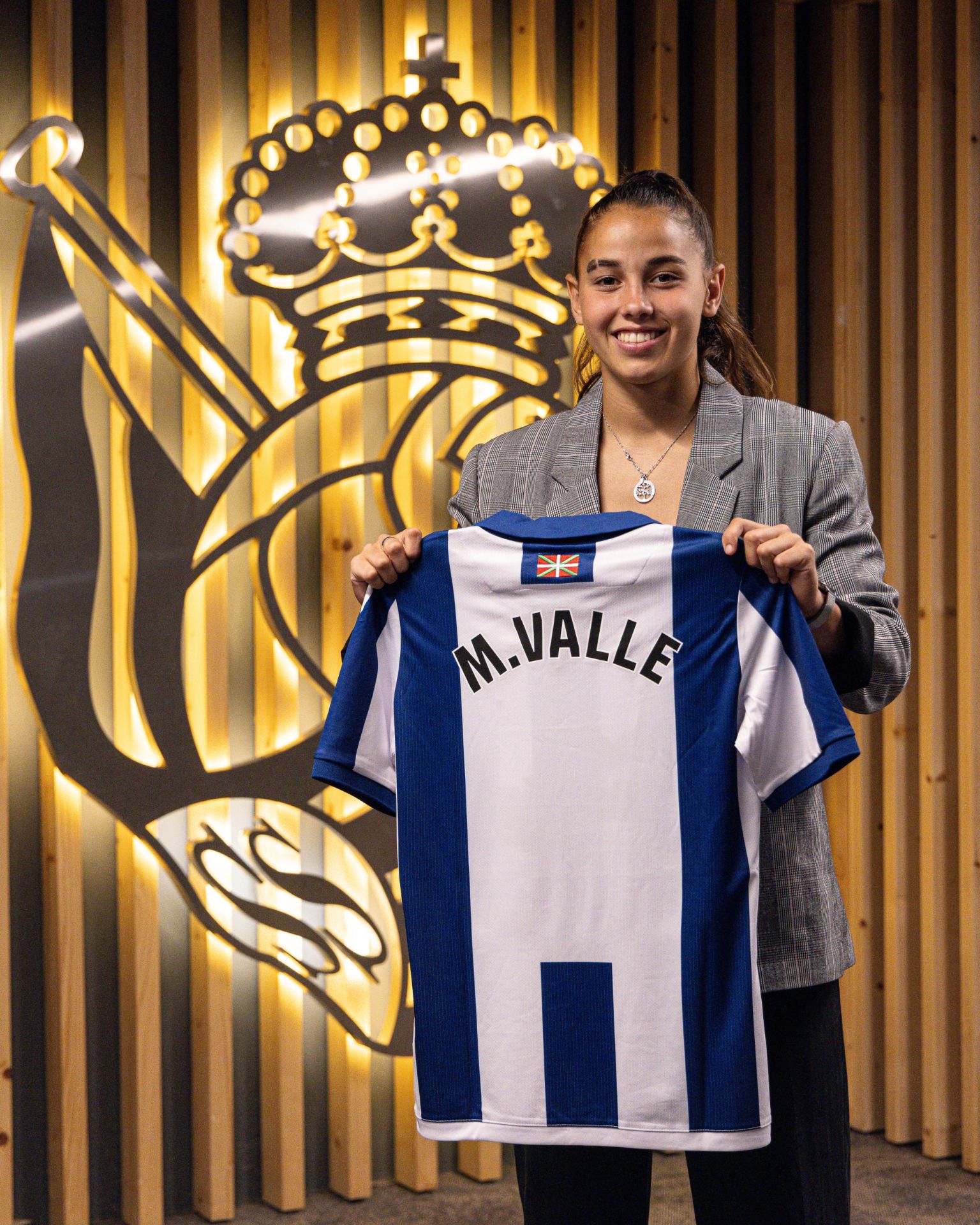 María Valle posa en Anoeta como nueva jugadora de la Real