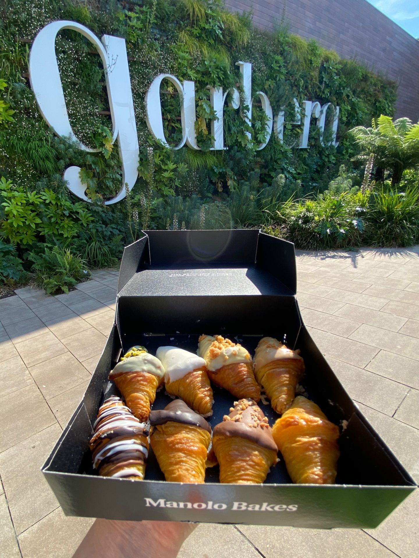 Imagen secundaria 2 - Este martes ha abierto la tienda de Manolo Bakes en Garbera. 