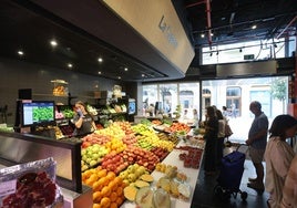 Puesto de la frutería La Supera del mercado San Martín este martes.