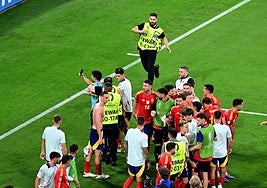 Álvaro Morata, a punto de lesionarse por la entrada de... ¡un hombre de seguridad!