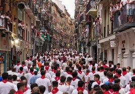 Corredores antes del encierro en las fiestas de San Fermín de Pamplona.