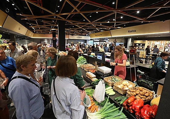 Esta es la nueva imagen del renovado mercado San Martín de Donostia que ha reabierto este martes.