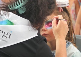 Taller de pintacaras durante la jornada que se celebró en Elgoibar para dar a conocer la dislexia.