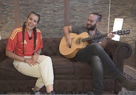 La cantante Isabel Aaiún interpretando 'Potra Salvaje'.