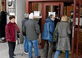 Un grupo de pensionistas accede a las oficinas de la Hacienda de Gipuzkoa para presentar la reclamación y exigir la devolución en el IRPF.