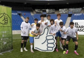 Jugadores de un equipo practicante de la Donosti Cup alzan el pulgar, símbolo de Kirolean Errespetuz.