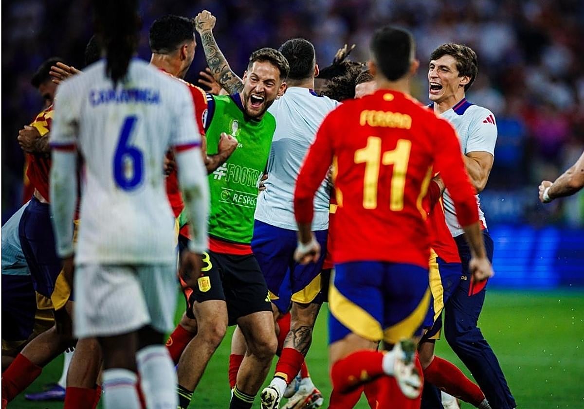 Imagen principal - Remiro con Le Normand y Merino de espaldas; Zubimendi y Oyarzabal en el pasillo con Simón; y Oyarzabal abrazando a Rodri.