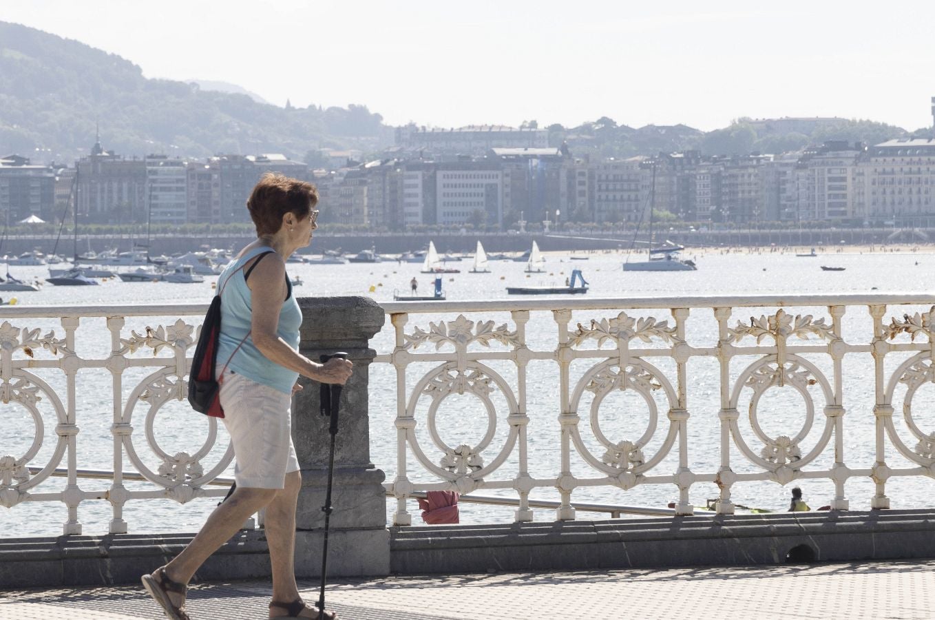 Miércoles de sol, playa y chiringuito en la costa guipuzcoana