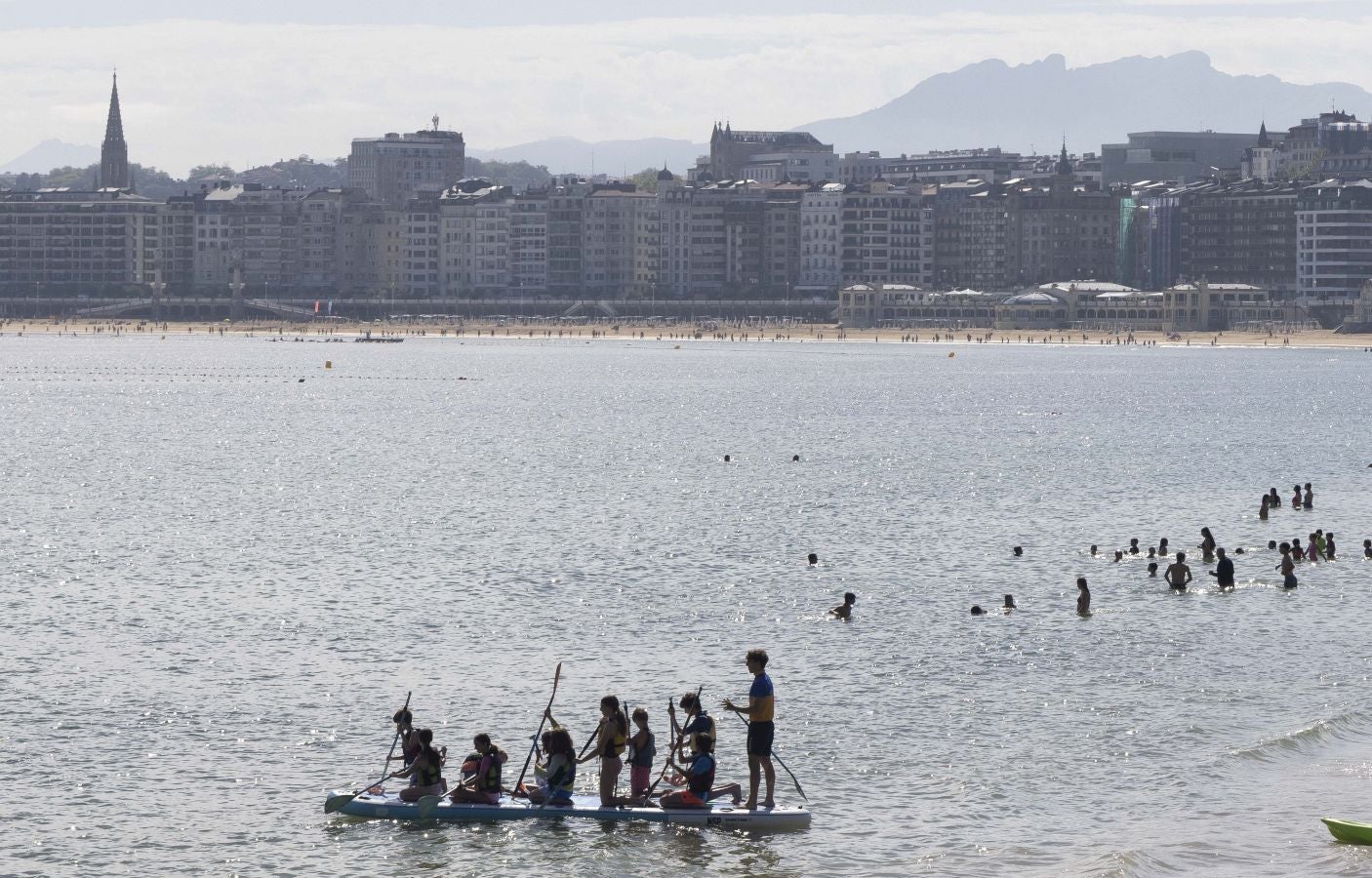 Miércoles de sol, playa y chiringuito en la costa guipuzcoana