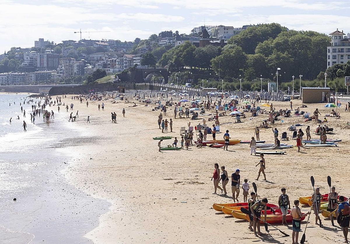 Así lucía la playa de Ondarreta en este miércoles de temperaturas cálidas.