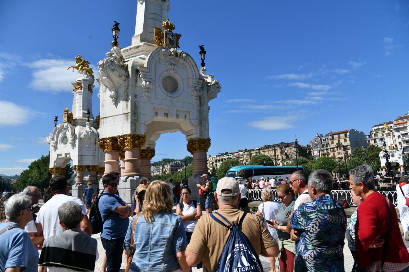 Miércoles de sol, playa y chiringuito en la costa guipuzcoana
