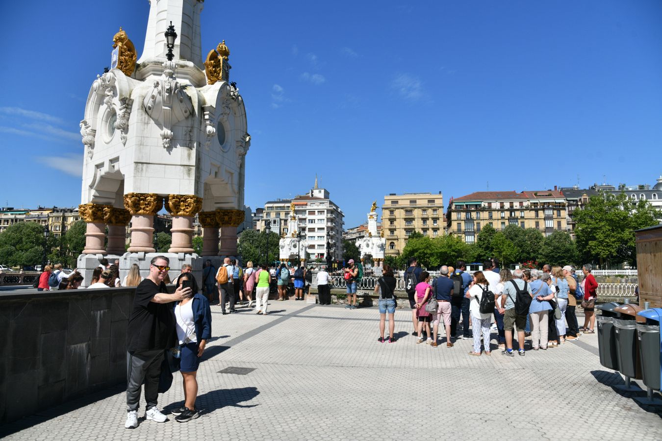 Miércoles de sol, playa y chiringuito en la costa guipuzcoana