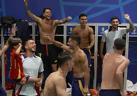 Vestuario de la selección española tras el duelo ante Francia mientras sonaba 'Potra Salvaje'.