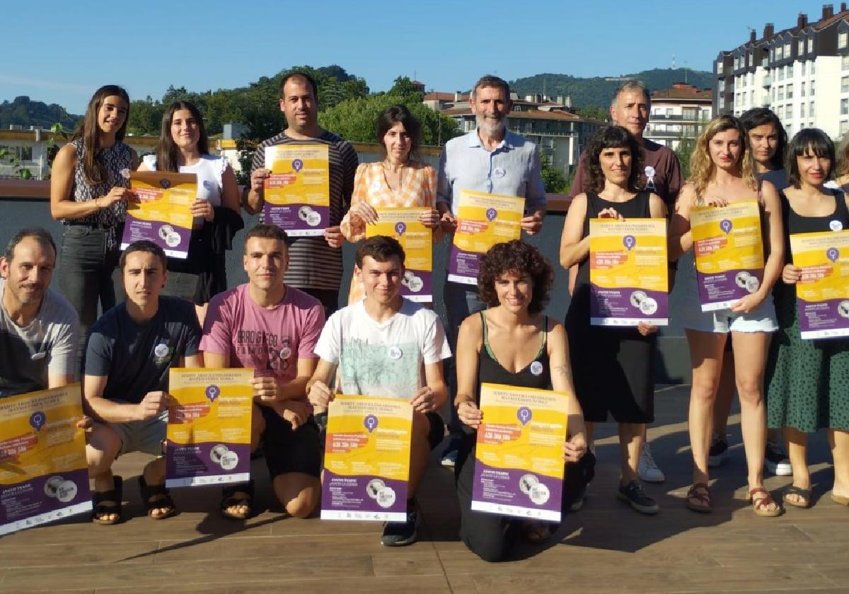 Representantes municipales y de diversas asociaciones locales presentaron ayer la programación de las fiestas de Santiago.