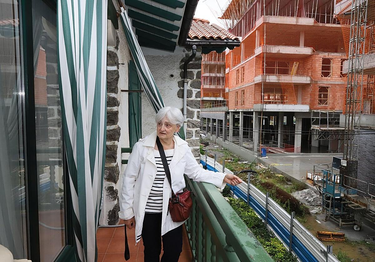 Elena Uranga muestra la distancia que hay entre las nuevas construcciones y su casa en Ciudad Jardín.