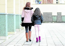 Una menos trans pasea con su madre.