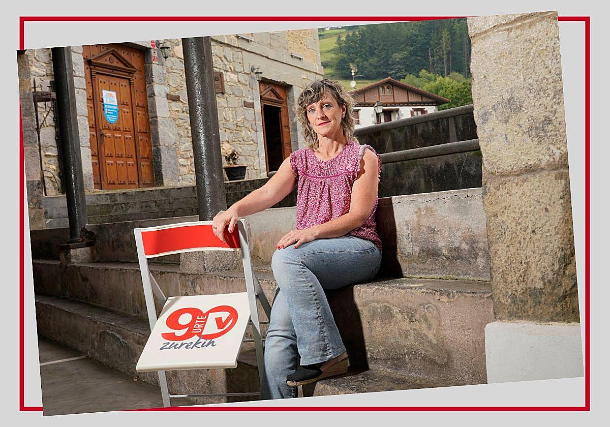 Leire Zubeldia, vecina de Baliarrain, en uno de los dos frontones de la localidad.