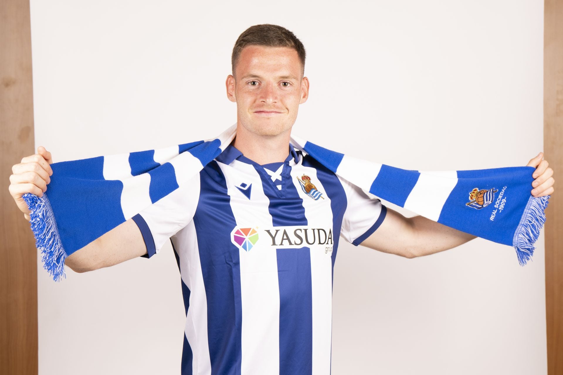 Sergio Gómez posa por primera vez de txuri-urdin.