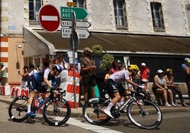 Adam Yates tira de la escapada.