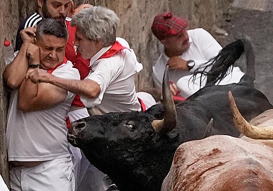 Momento en el que un mozo recibe una cornada en Santo Domingo.