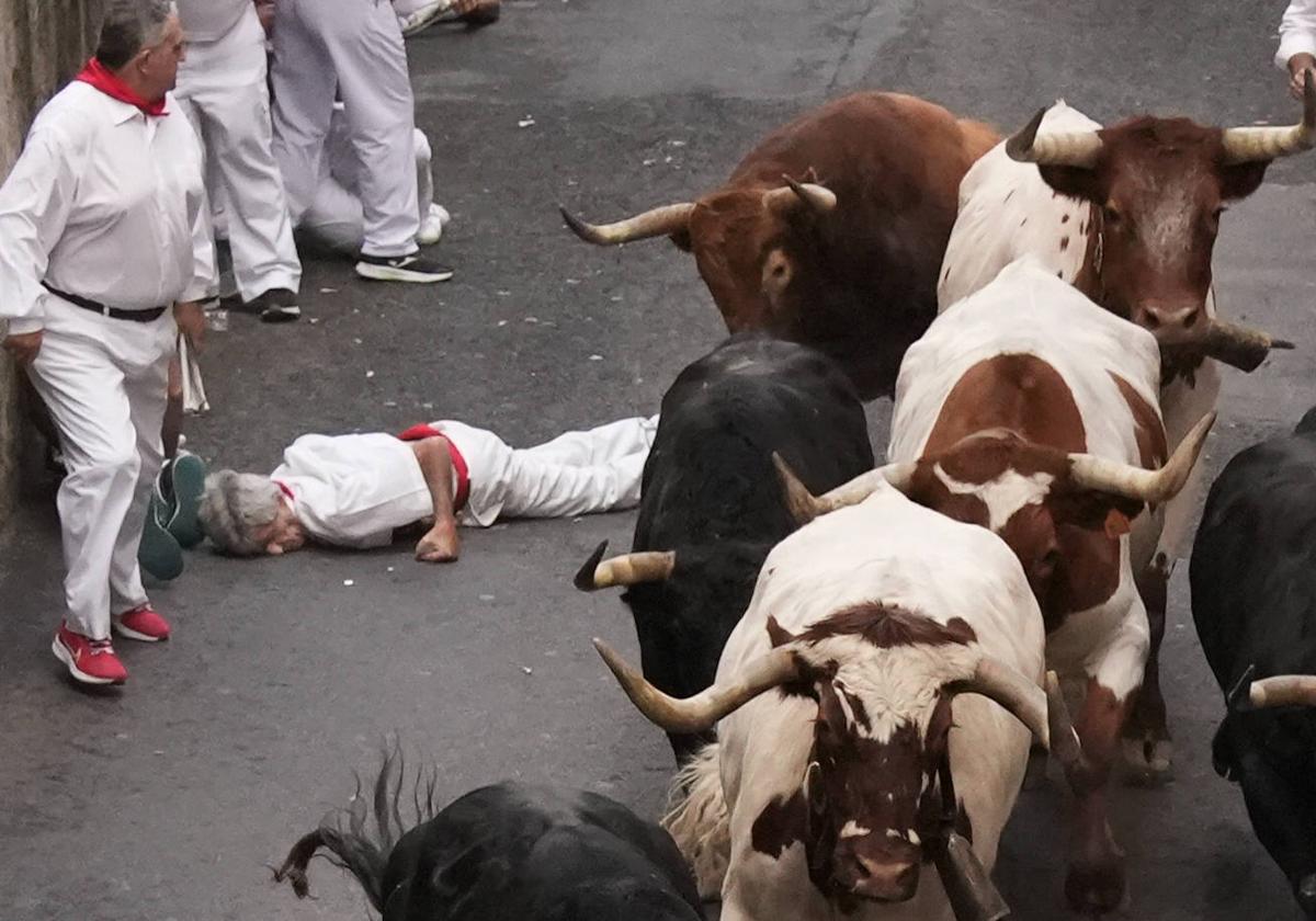 El corredor corneado, en el suelo en la cuesta de Santo Domingo al paso de los astados.