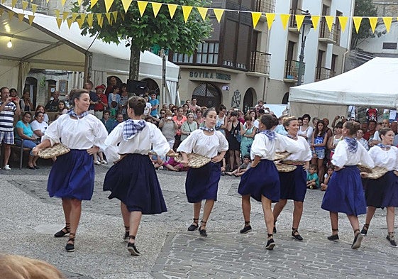 Fiesta del Besugo, en Orio. Dantzaris del grupo Harribil