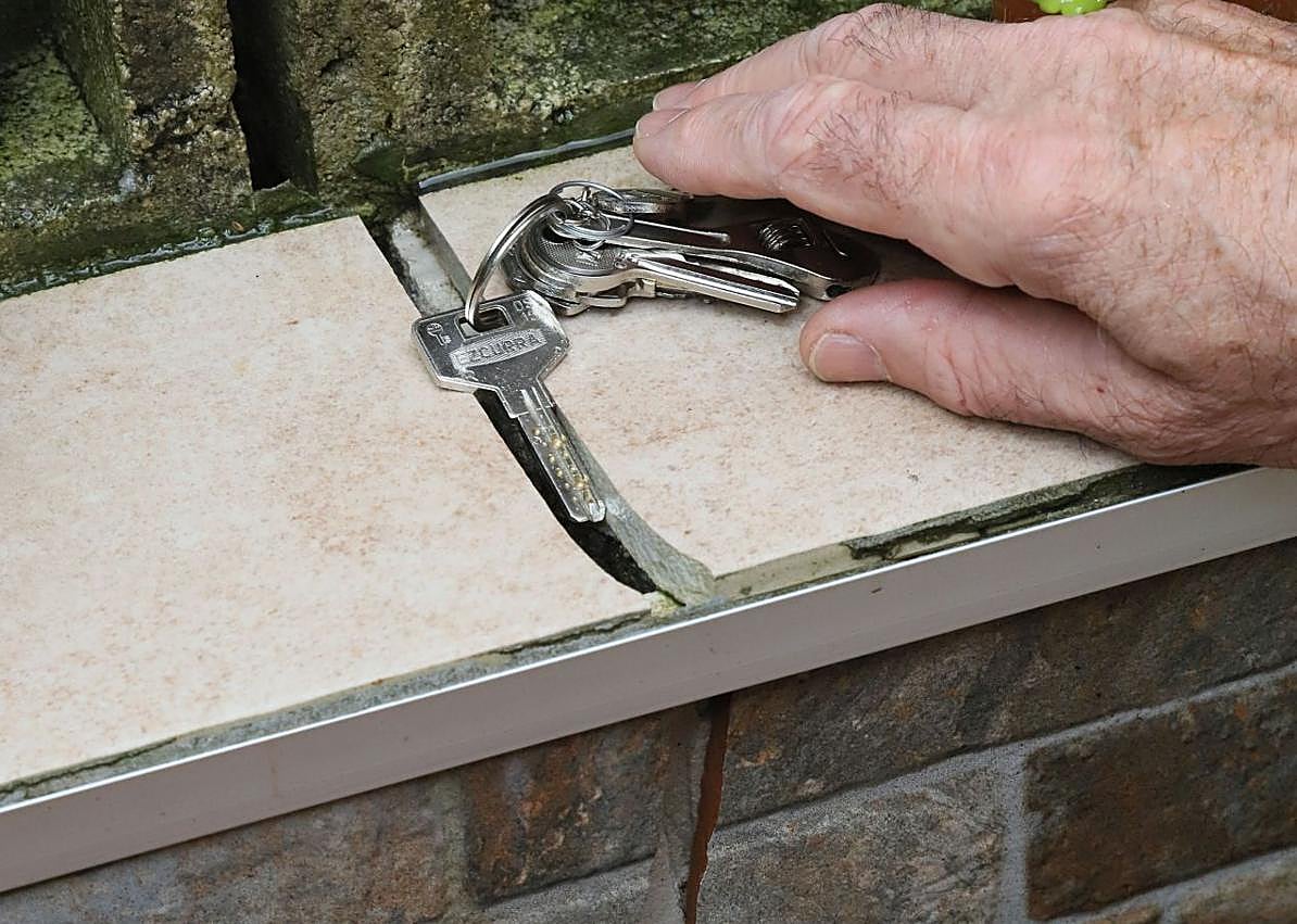 Imagen secundaria 1 - «Desde que empezaron las obras, nuestras casas se han llenado de grietas»