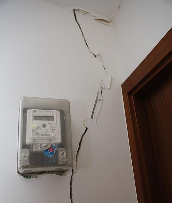 Imagen secundaria 2 - «Desde que empezaron las obras, nuestras casas se han llenado de grietas»