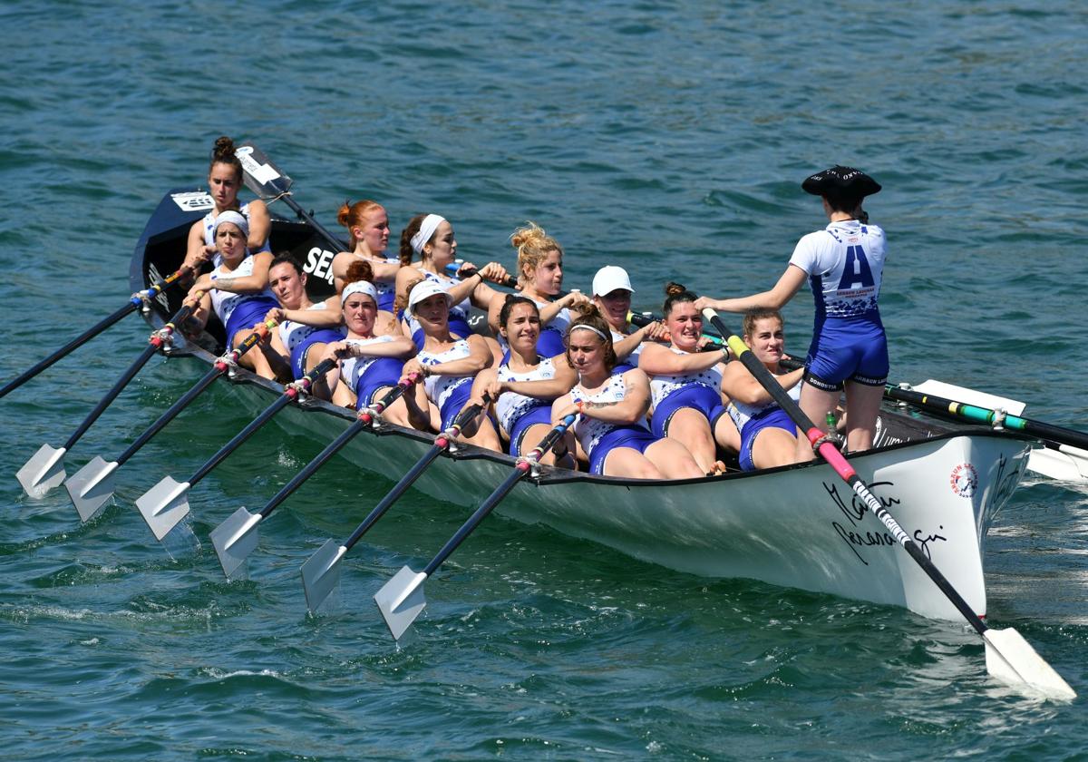 Las remeras de Arraun Lagunak, en las tostas de la Lugañene antes del inicio de una regata.