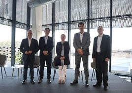 José Ignacio Asensio, Iker Urrutia, Mónica Pedreira, Luis Artola y Joseba Barandiaran posan en la Sala Prisma de Tabakalera tras concluir la mesa redonda de la jornada Sustainable Company.