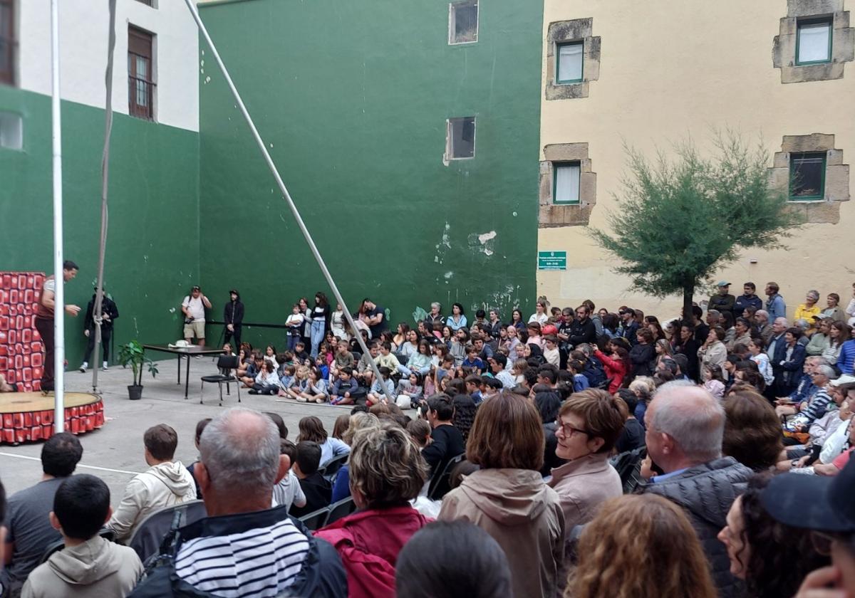 El Frontón Txiki lleno de gente durante una de las actuaciones del festival Kalerki de teatro de calle.