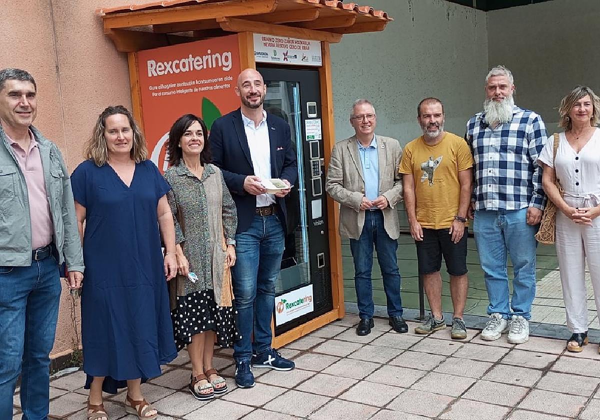 Representantes de la Diputación, Ayuntamiento, Mancomunidad, Residencia Egogain e ikastola Iturburu, con la máquina 'Rexcatering'.