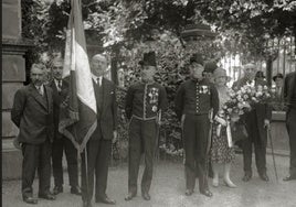 Acto oficial en el monumento a los héroes de las guerras mundiales en las Escuelas Francesas.