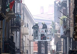 Los bomberos sofocan un incendio en el centro de Errenteria el pasado 25 de marzo.