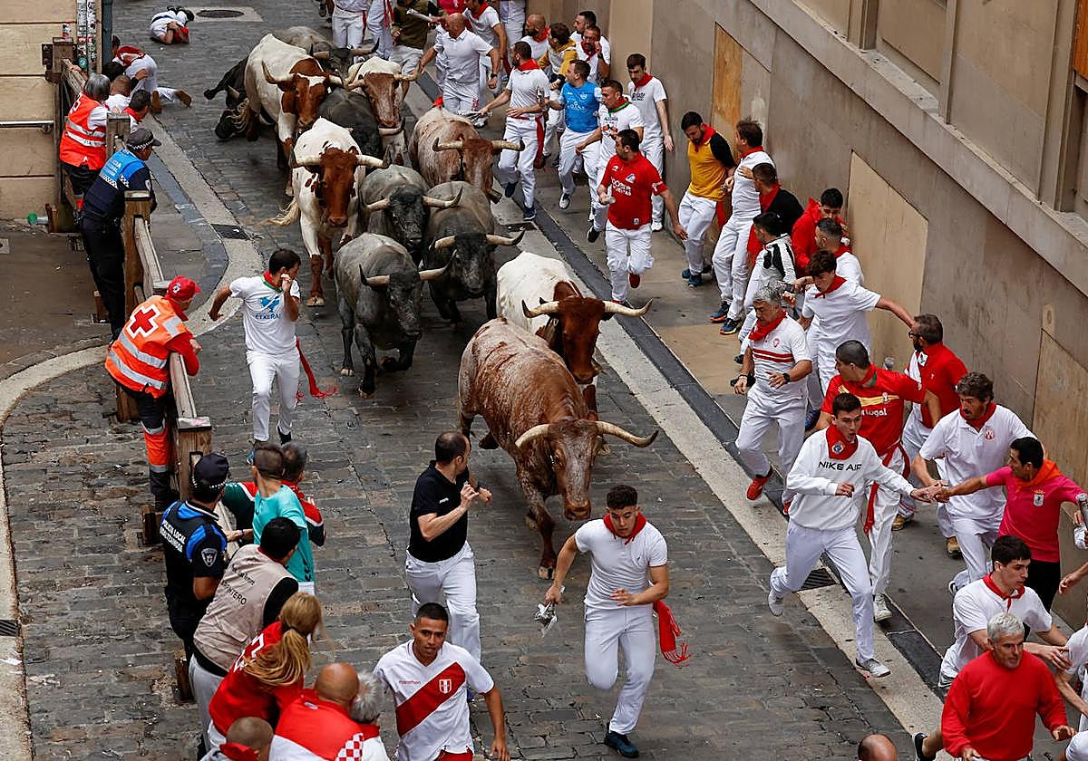 Rápido encierro de los toros de José Escolar este sábado en San Fermín.
